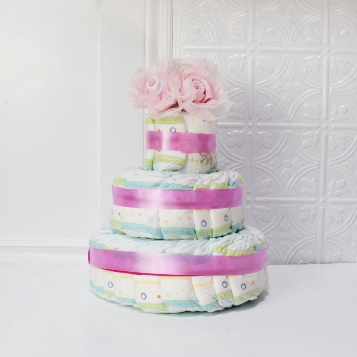 Baby Shower Diaper Cake Centerpiece – how the gift is presented