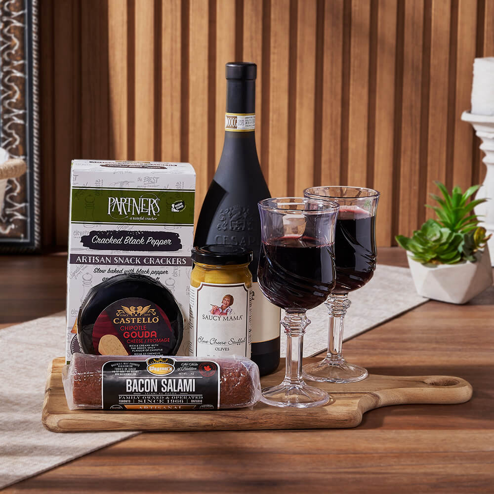 Wine Basket with Salami and Olives – how the gift is presented
