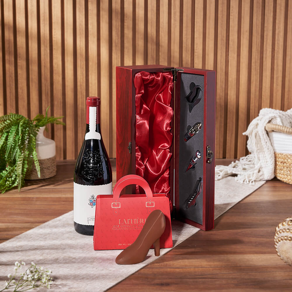 Mahogany Wine Gift Box with Chocolate – how the gift is presented