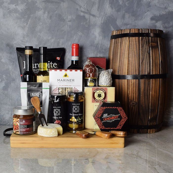 Wine Basket with Salami and Serveware – how the gift is presented