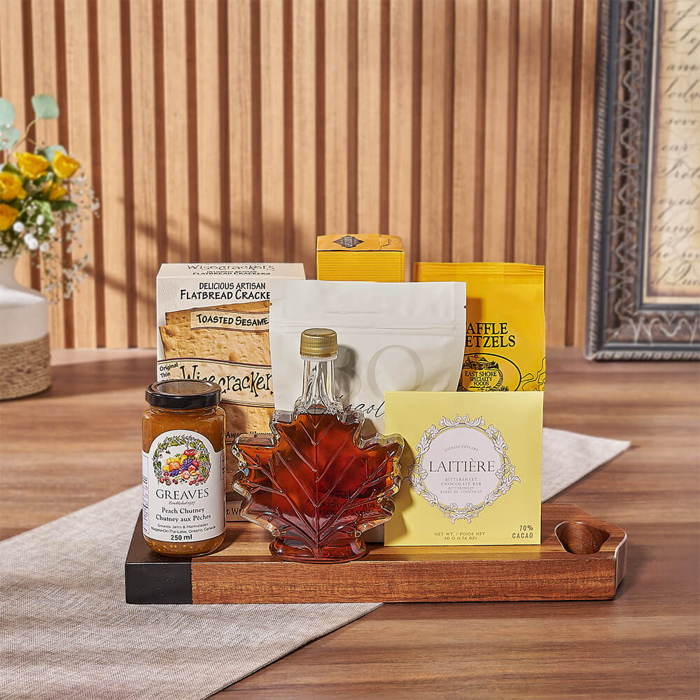 Dark Wood Board with Gourmet Snacks – how the gift is presented