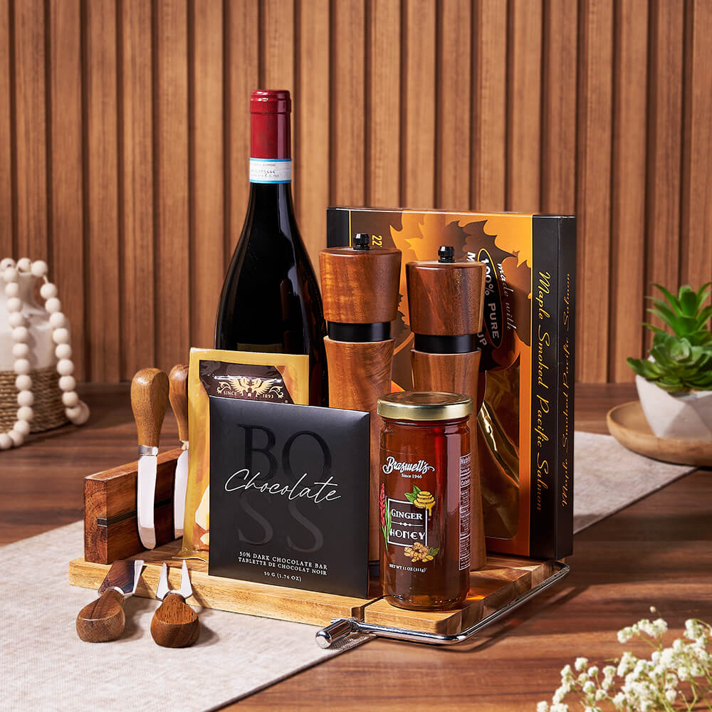 Wine Basket with Gouda and Board – how the gift is presented