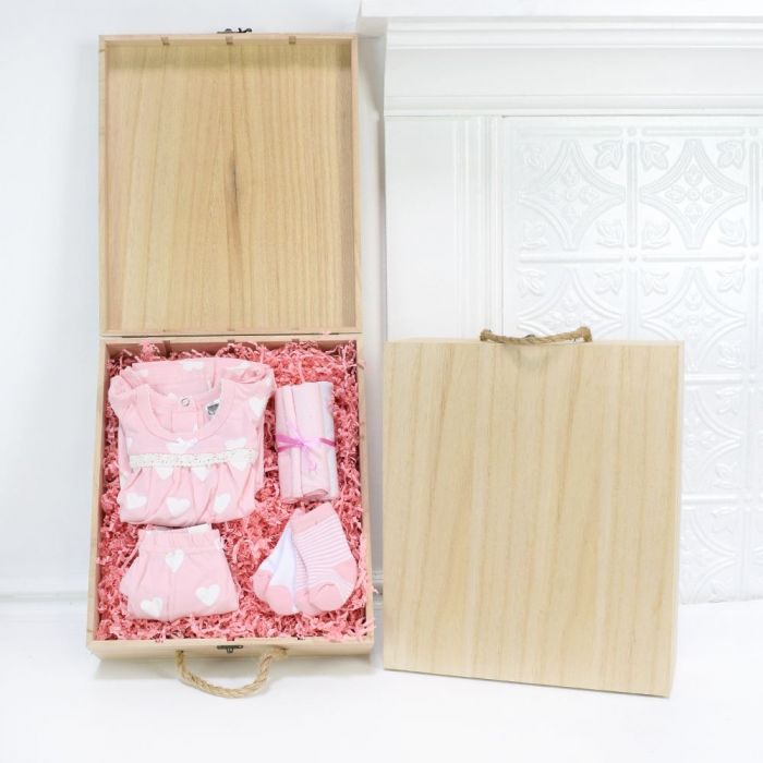 Baby Gift Crate with Pink Outfit – how the gift is presented